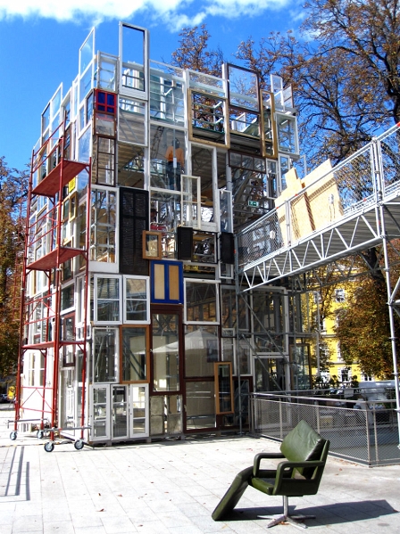 Turm aus alten Fenstern vorm Thalia-Gebäude in Graz